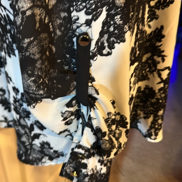 Coldwater Creek black & white design can we worn long sleeve or 3/4 button Vneck - Picture 2 of 8